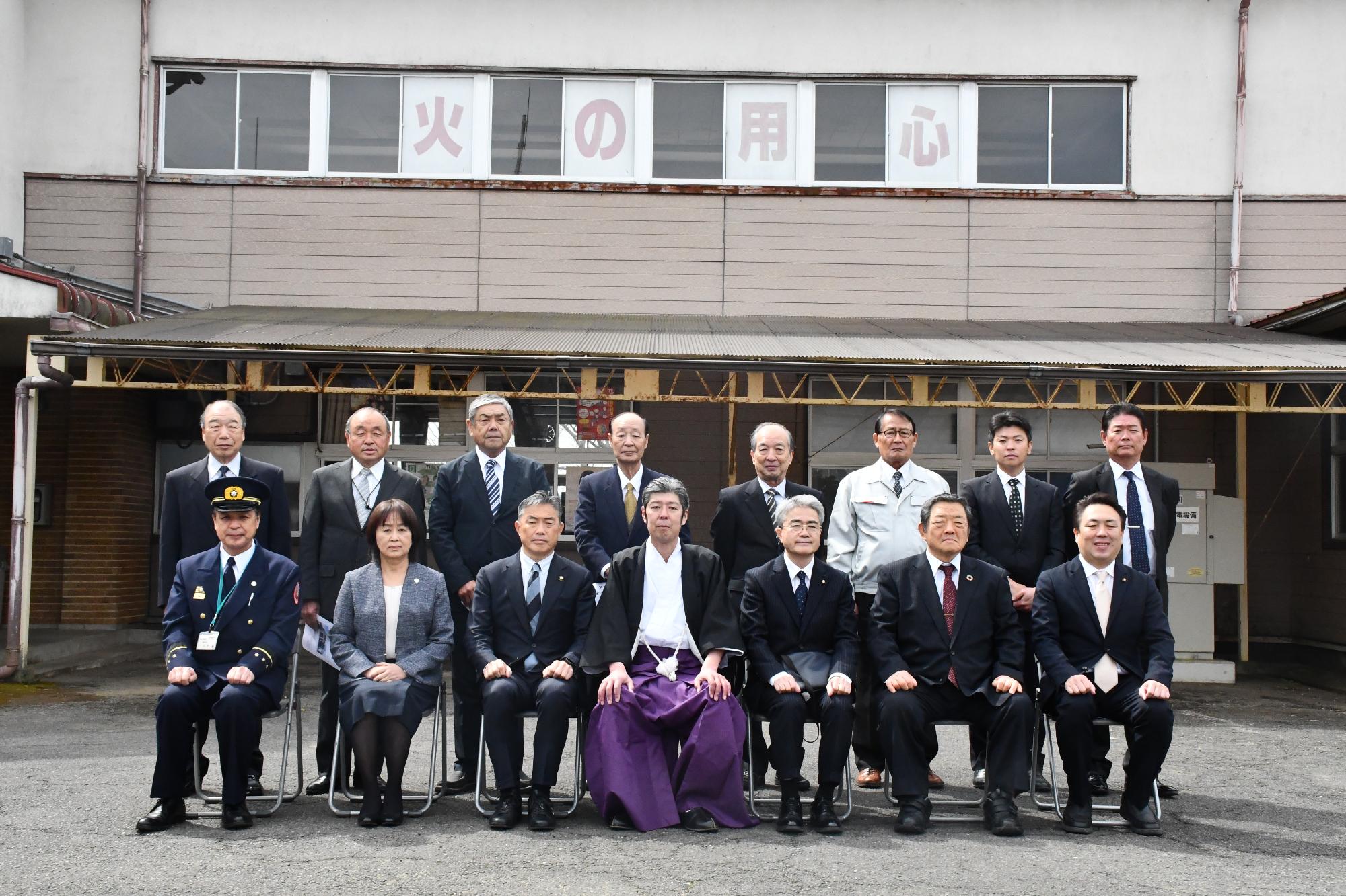 富来田分署前で集合写真を撮っている