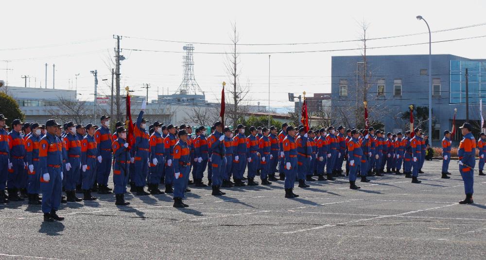 駐車場に消防職員・団員が整列している