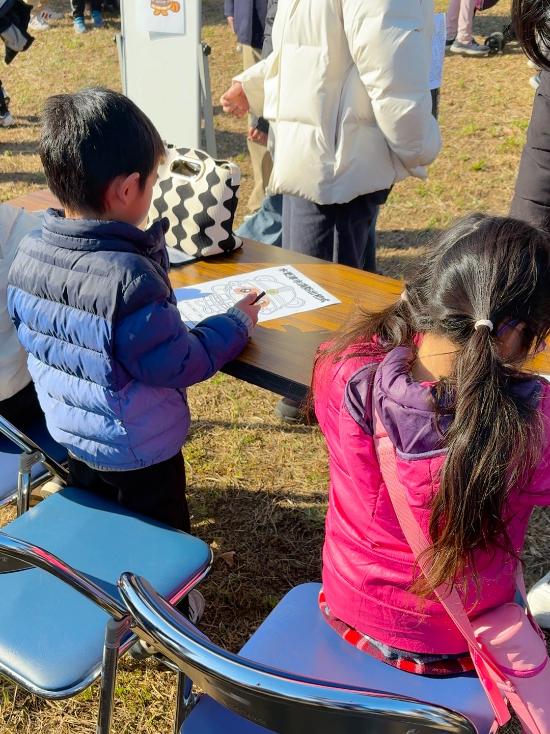 消防広場できさぽんのぬり絵をしている