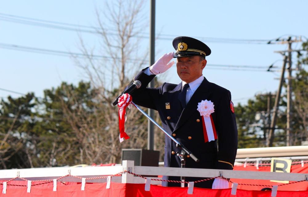 壇上に上がり市長が敬礼をしている