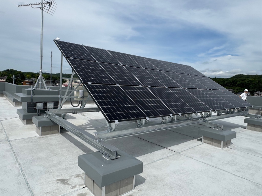 新消防署富来田分署の屋上に設置されている、太陽光発電パネルを撮影