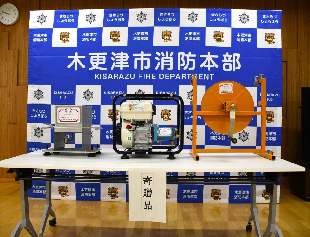 テーブルに乗っている消防用ホース洗浄機の写真