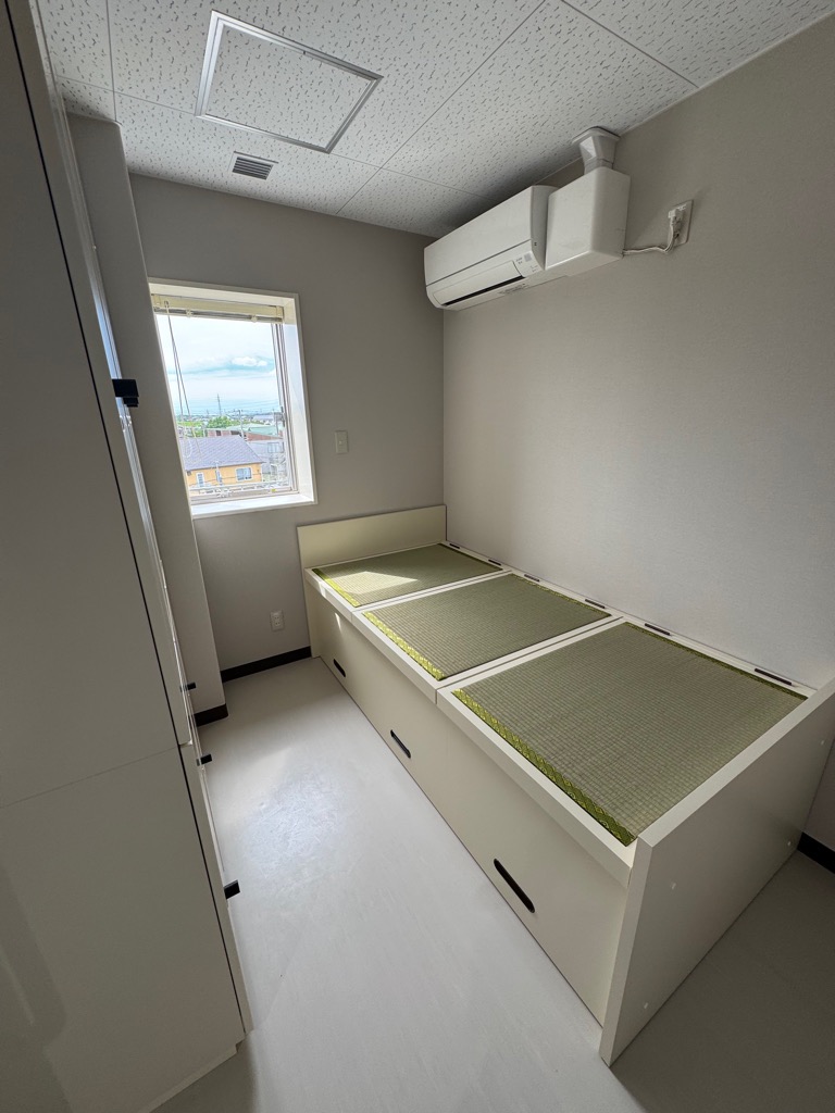 新庁舎の個室化された仮眠室を撮影した写真。