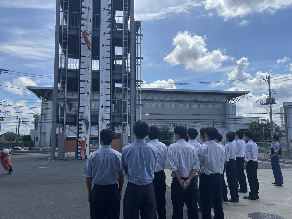 訓練塔での救助隊による訓練を見学している様子。