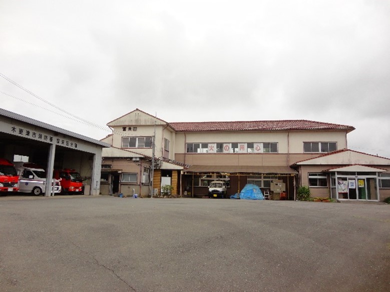 旧消防署富来田分署庁舎を正面から撮影したもの。