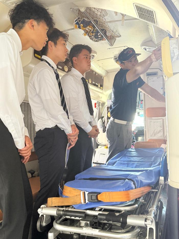 救急車の中を職員が受講者へ説明している