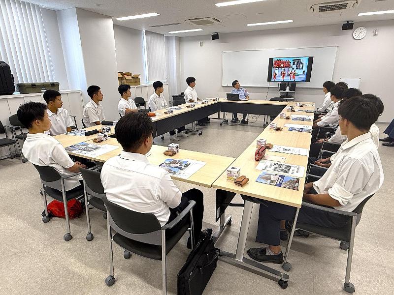 受講者にモニターを見ながら消防職員が説明をしている
