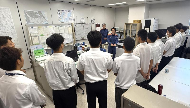 消防職員が受講者へ説明している