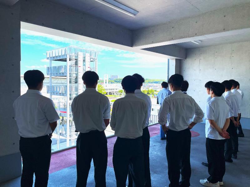 訓練棟の建物について職員が受講者へ説明している