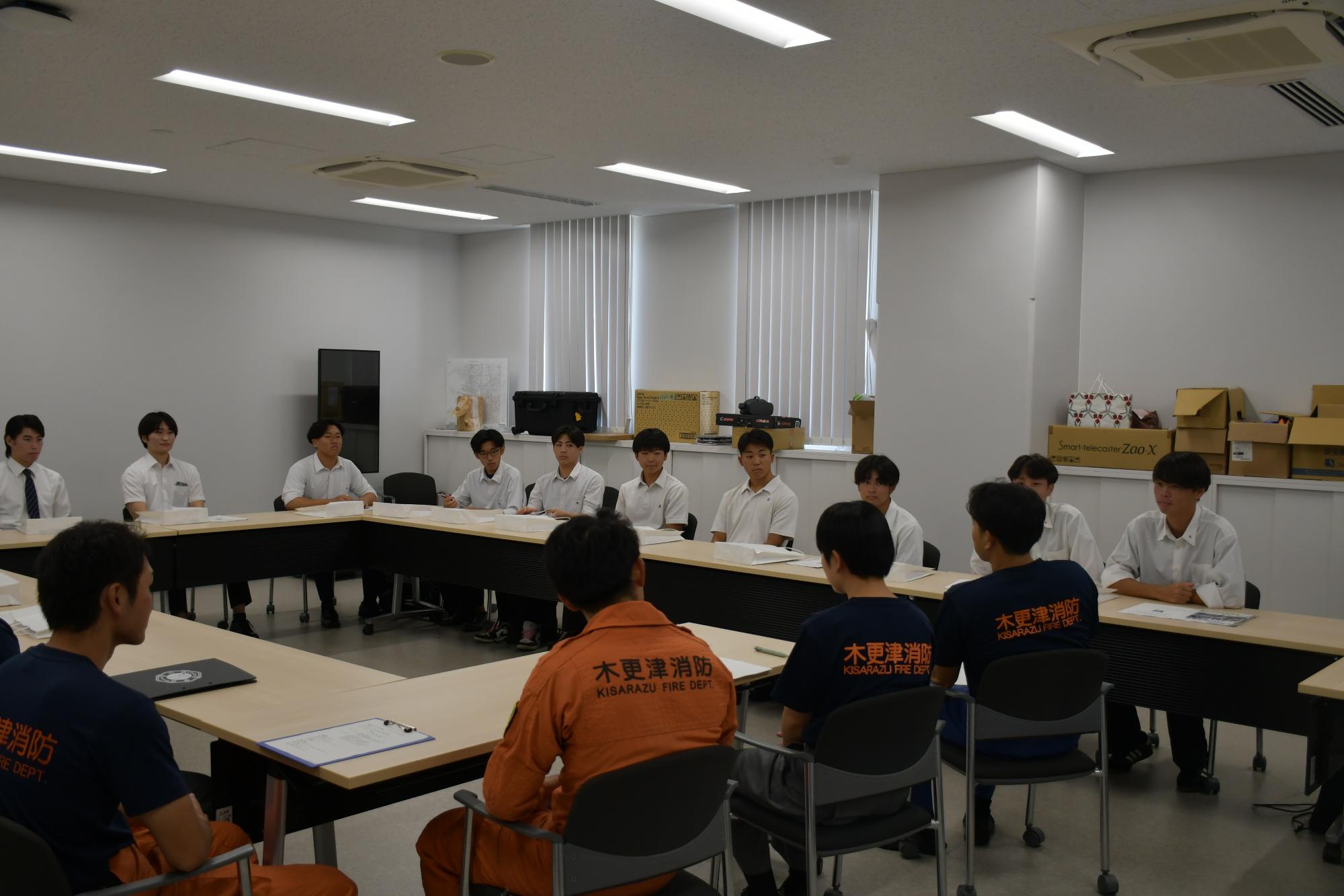 現役の消防職員のリアルな経験談を説明会参加者が聞いている様子。