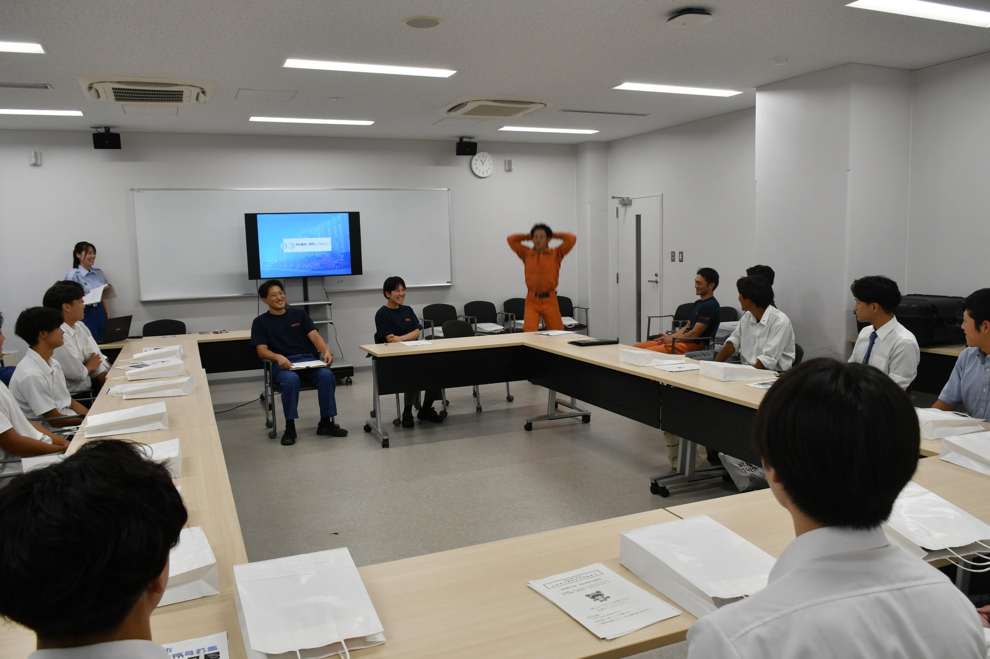 消防職員が訓練について説明しながら実演している様子。