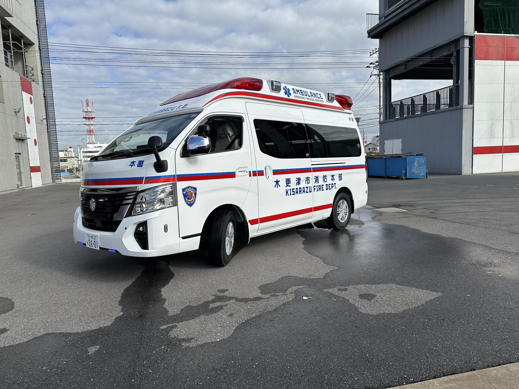 青空の下消防本部敷地内で令和7年度に更新した高規格救急自動車の左前側を撮影した写真