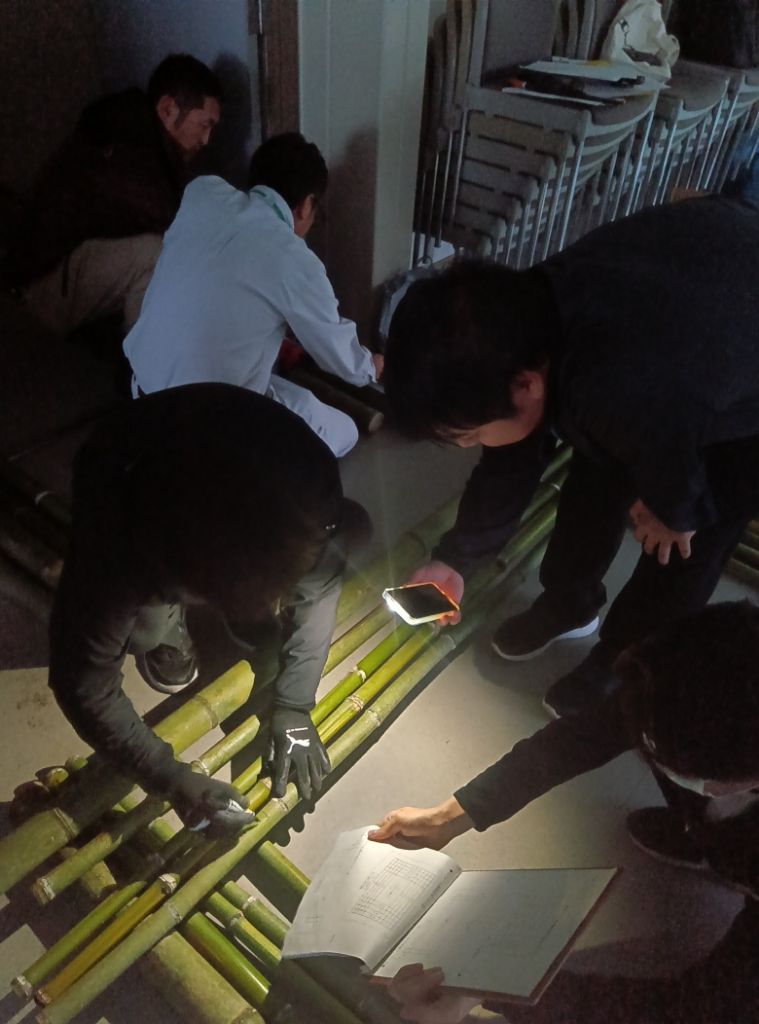 協力して竹を切っています。