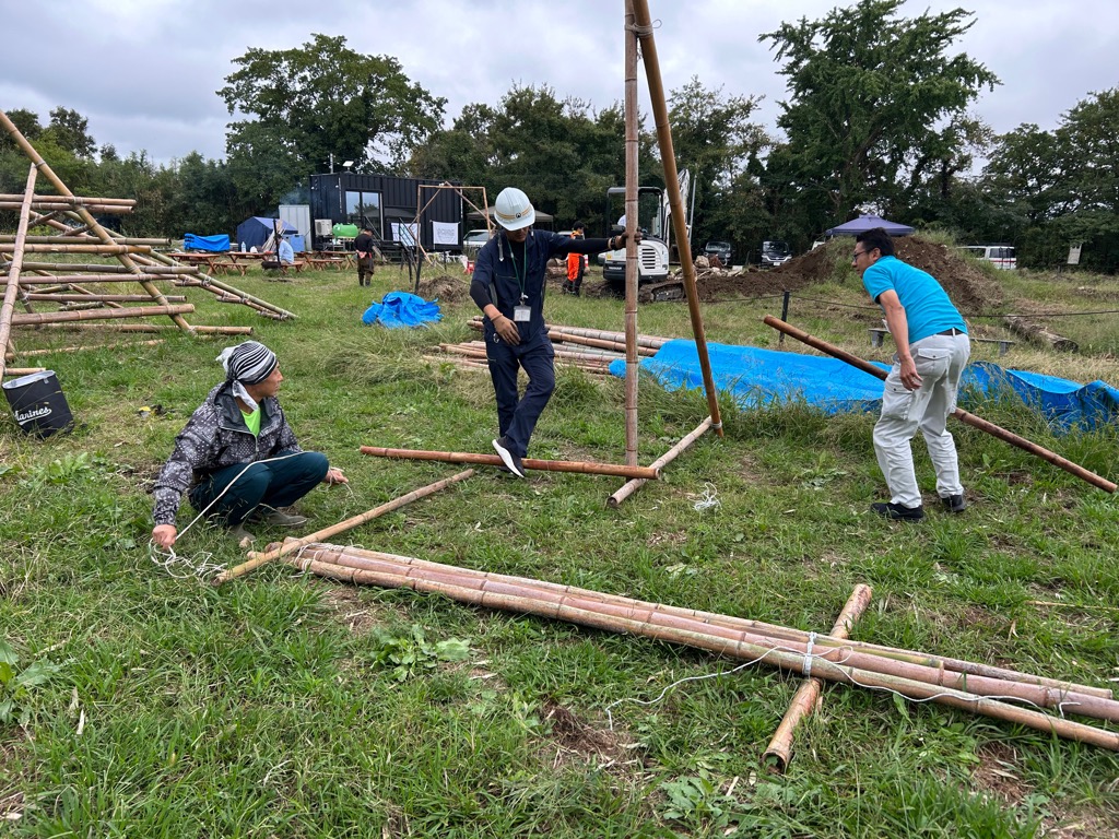 外で竹を組み立てています。