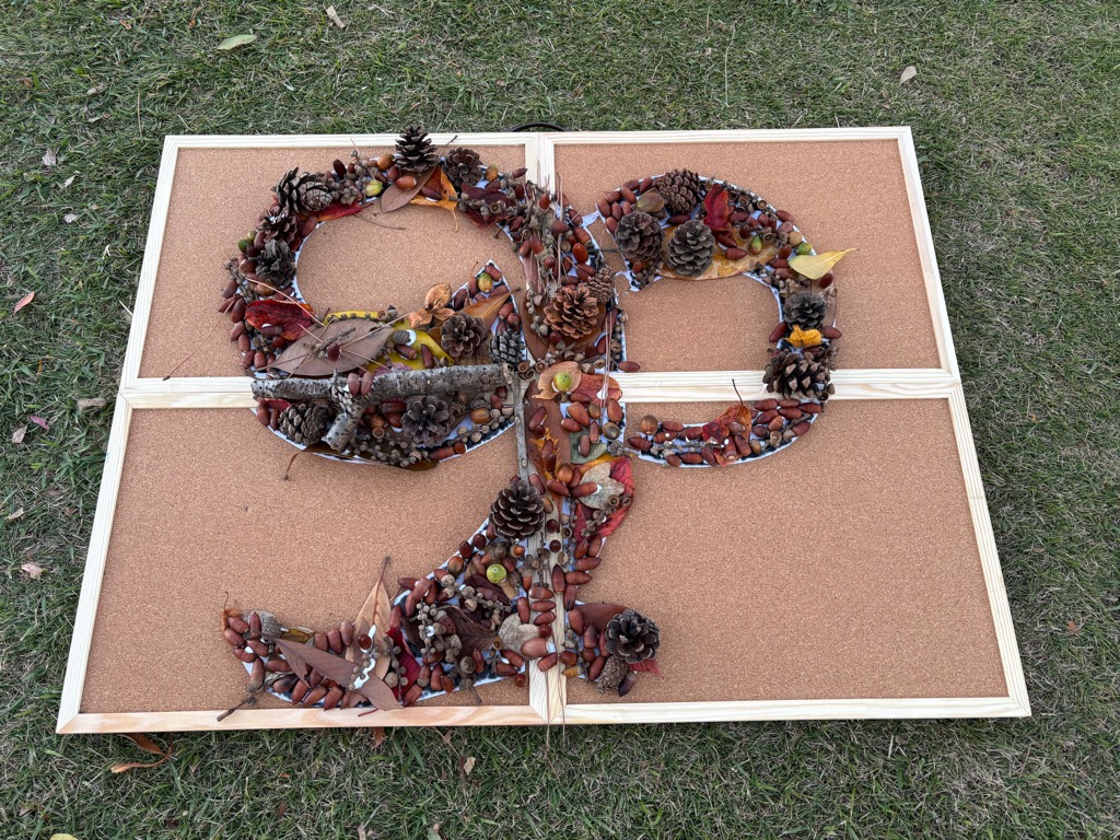 会場内の自然物で作ったアート