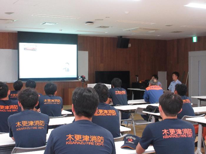 予防課職員が署員に対してパワーポイントを使い座学を行っている様子