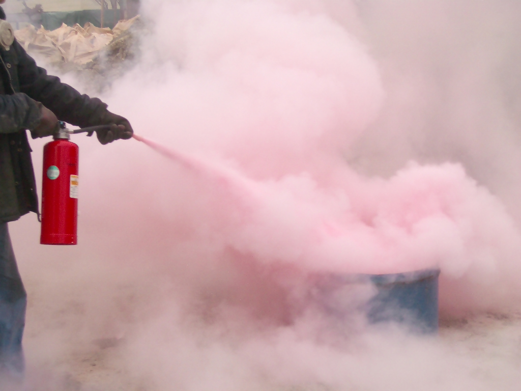 粉末消火器を噴射している様子