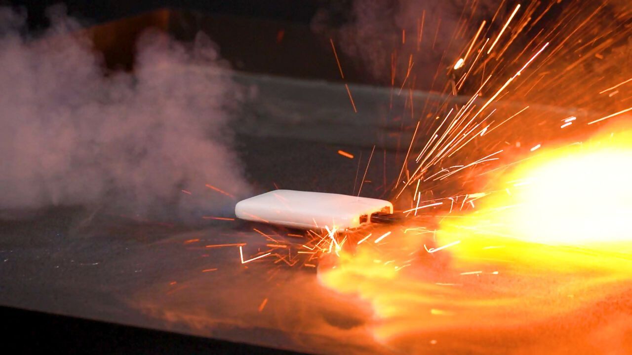 リチウムイオン電池搭載の製品が出火している様子