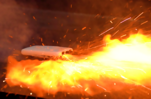 モバイルバッテリーが出火している様子