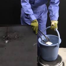 出火したモバイルバッテリーを水没させている様子