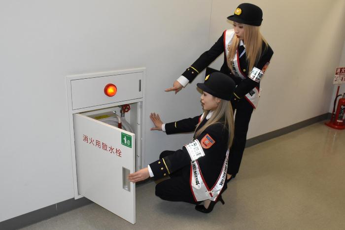 一日消防長による消防用設備の点検の様子（消火用散水栓を確認している様子）
