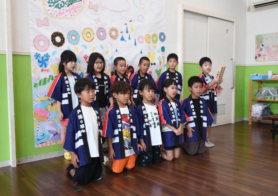 木更津みらい学舎少年消防クラブの子供たちが火災予防のためはっぴを着て動画撮影をしている様子