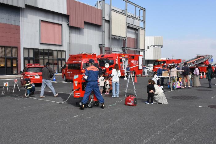 消防車両の展示やこども消防車による放水体験を実施している様子