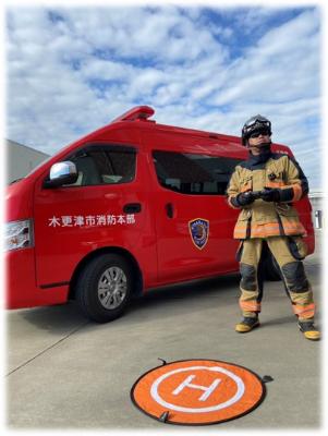 サングラスを着用した消防職員がドローンを操作している写真