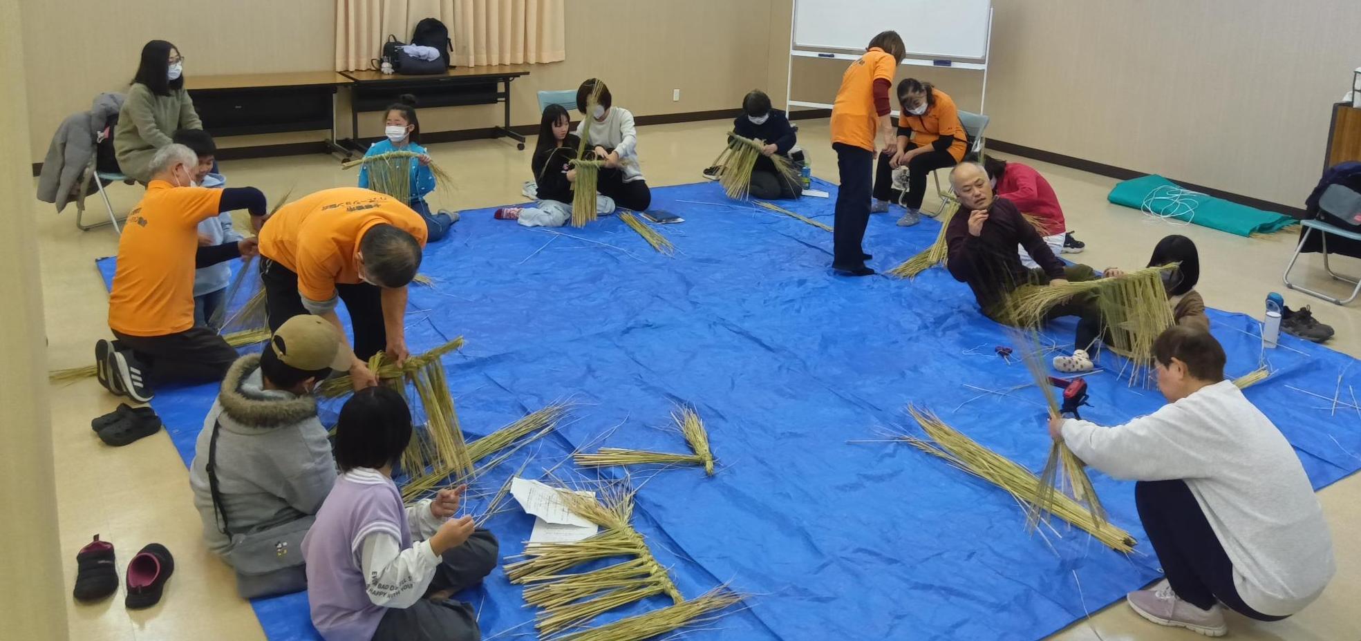 参加者がお飾りを作成している様子です