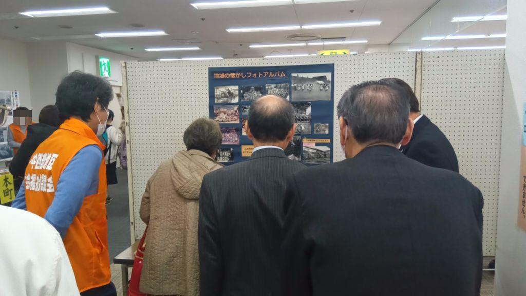 中央公民館まつりに飾られている展示を見ています。