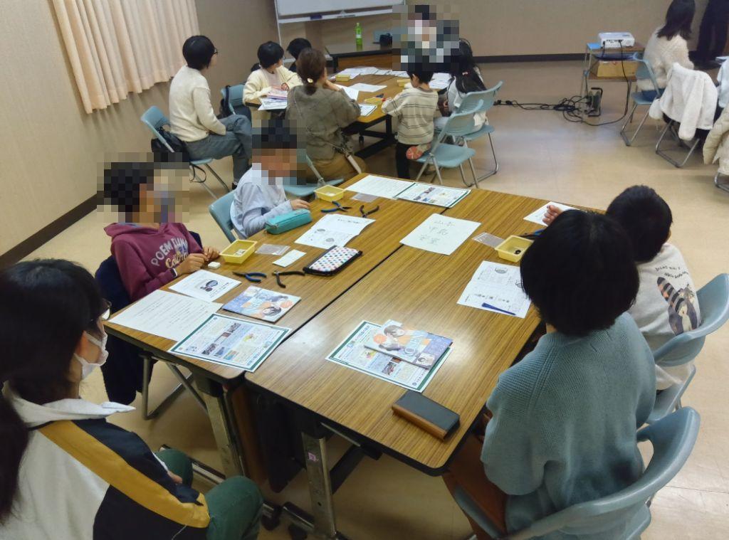 電子オルゴールの作り方を講師の方から聞いている様子です。