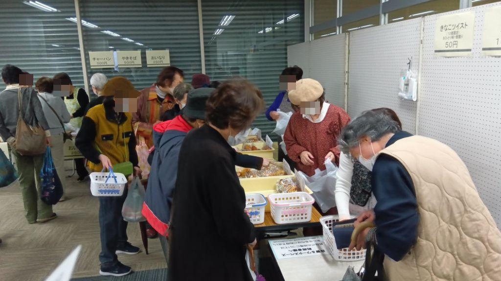 中央公民館まつりの模擬店の様子です。