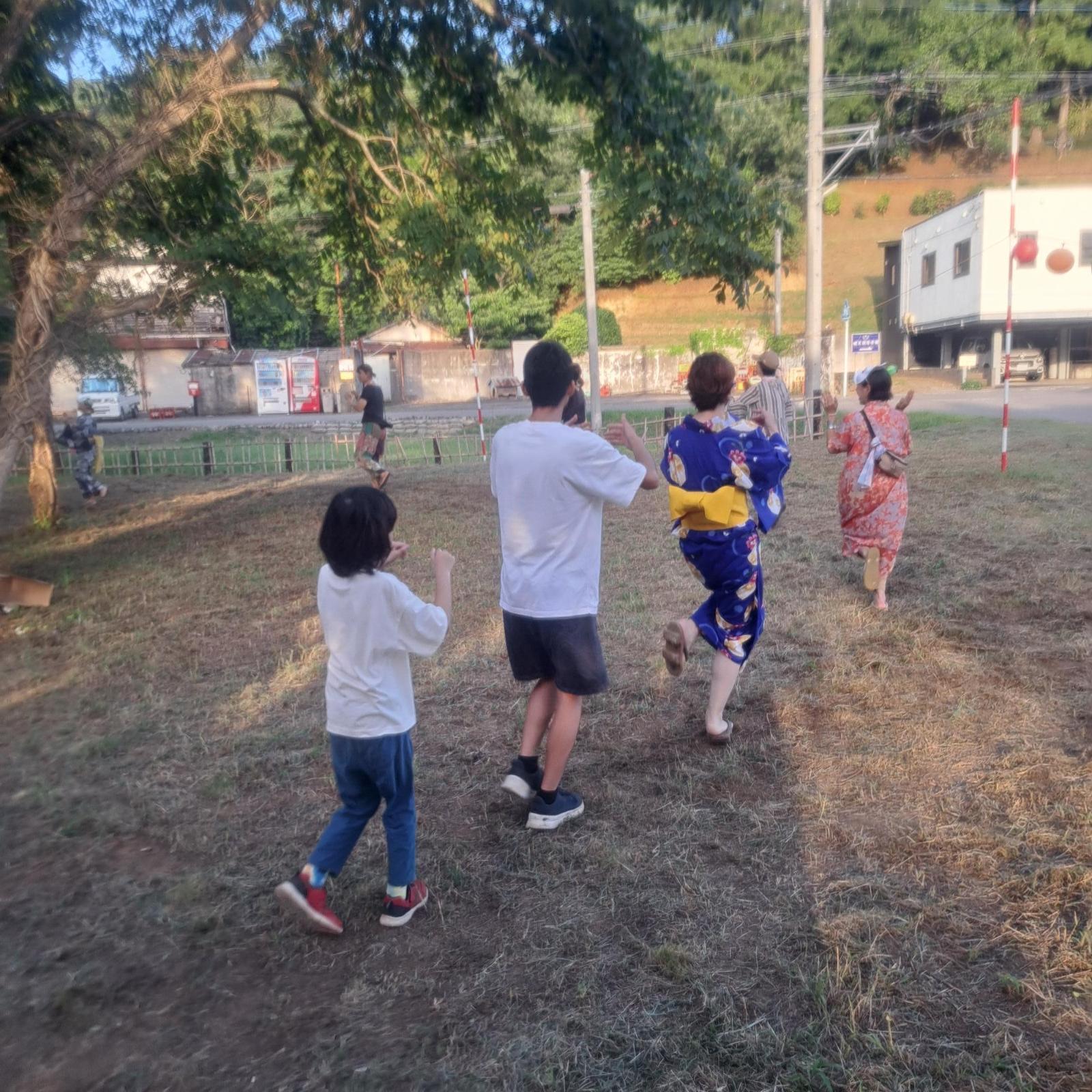 盆踊りをする大人やこどもの姿