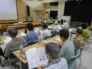 八幡台小学校区まちづくり協議会の概要や防災部会の取組について説明を受ける学級生