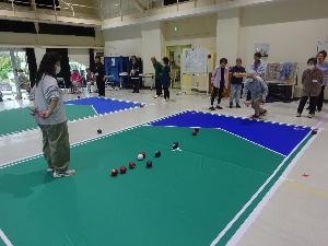ボッチャのゲームを楽しむかえで学級の学級生