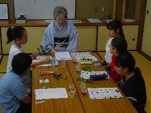 第1回教室で、子どもたちが「茶道とは」について講師から話を聴いている様子
