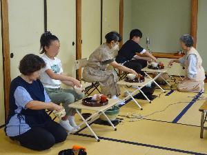 ,子どもたちが、盆略点前通し稽古で茶碗を清めている様子
