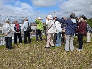 上野塚古墳の墳丘頂上部から東京湾方面を眺める受講生