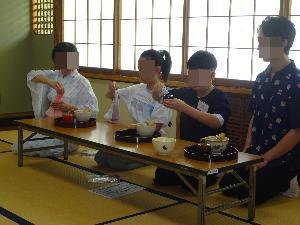 子どもたちが、棗の清め方を先生から教わりながら練習している様子
