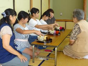 講師に教わりながら、盆略点前を練習する子どもたちの様子