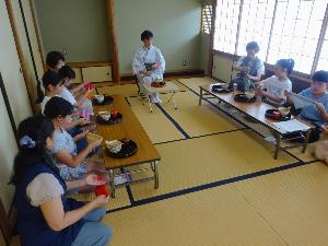 講師に教わりながら、盆略点前を練習する子どもたちの様子