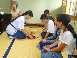 呈茶席でのお菓子の出し方を練習している様子