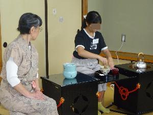 御園棚を使用し、呈茶席で行う盆略点前の練習をしている予数
