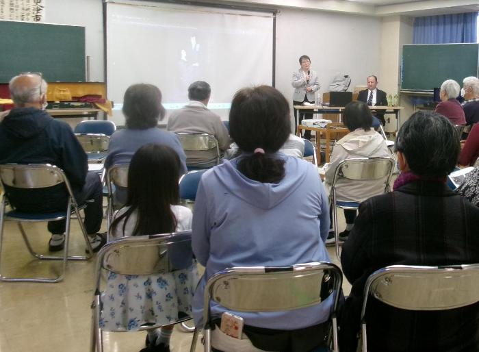 歌舞伎講座にて講師の話に熱心に耳を傾ける皆さん