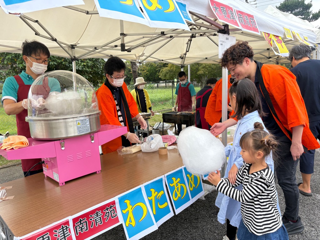 模擬店で綿あめを買っているお子さんの様子