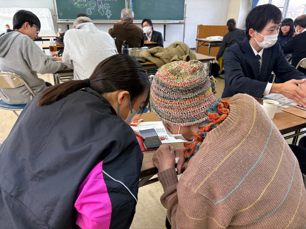 中学生からスマホの使い方を教わる様子