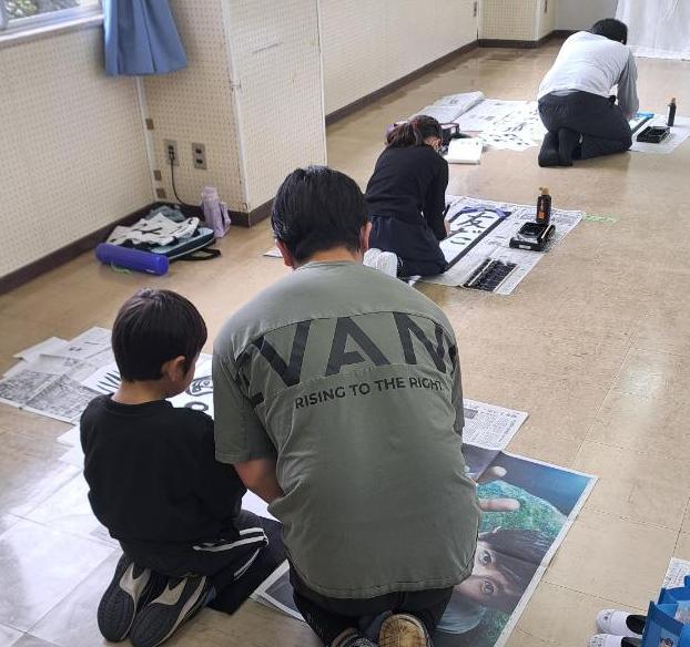 講師が参加者に教えている様子