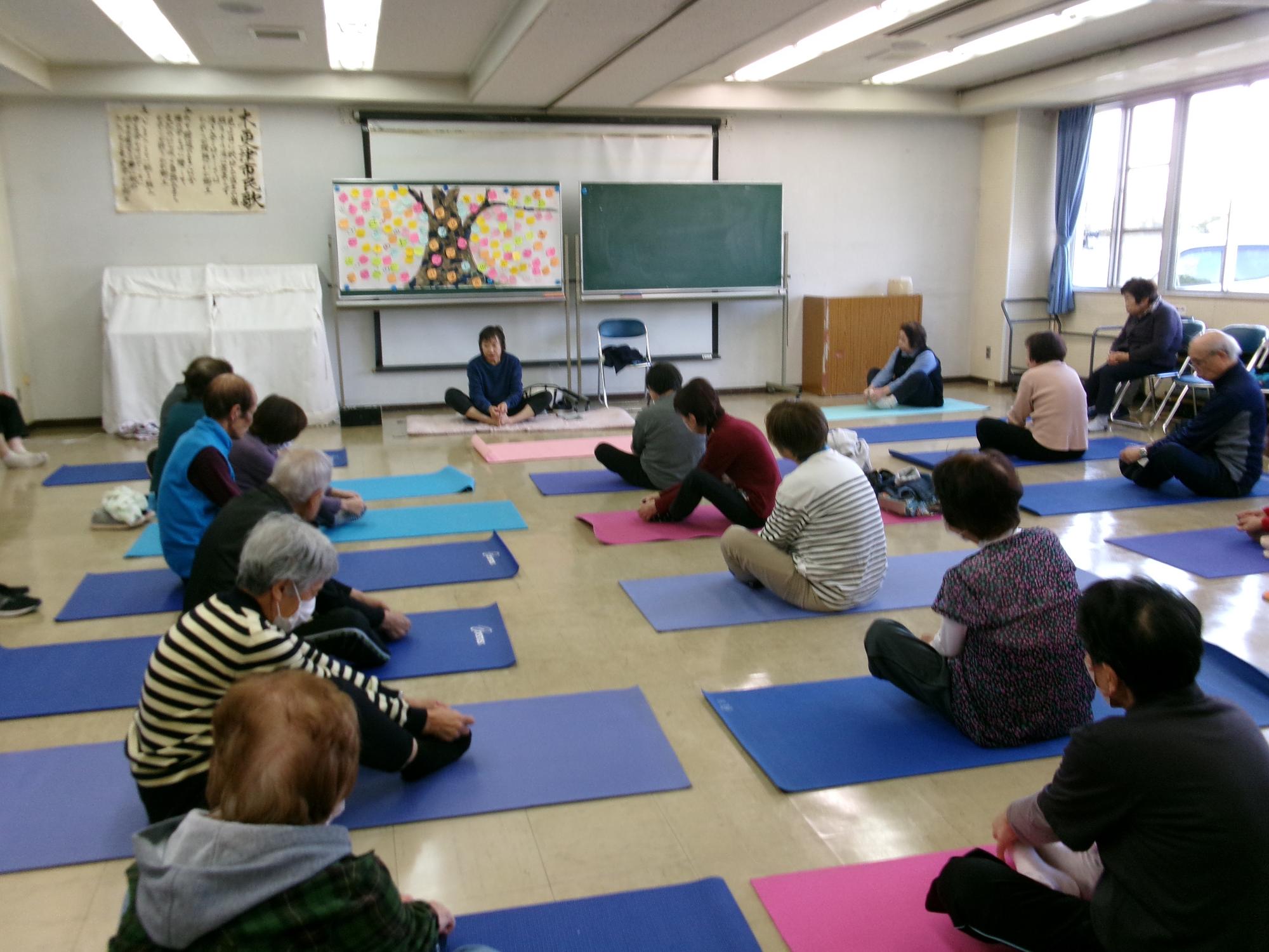 健康体操で参加者が体を動かす様子