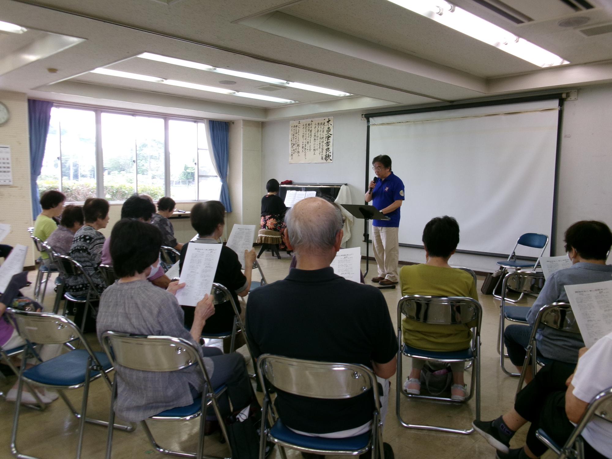 うたごえ喫茶で座って歌う様子