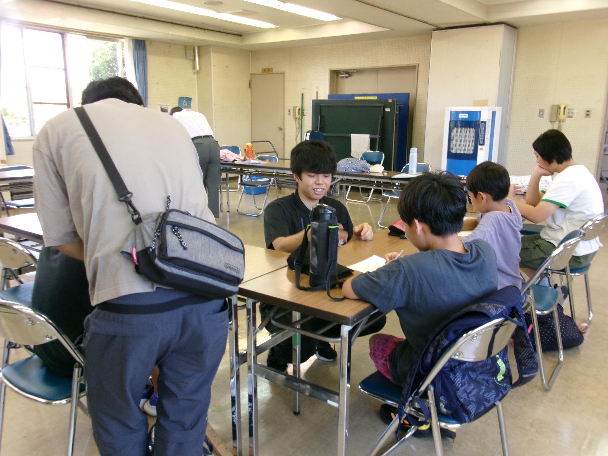 理科自由研究のお手伝いの様子